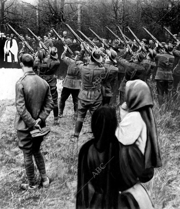 Salvas de fusilería durante el sepelio del famoso aviador alemán barón de...