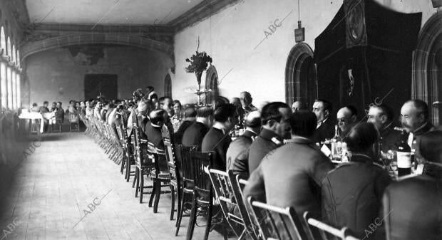 Banquete dado por el regimiento de Burgos en honor de la academia durante su...