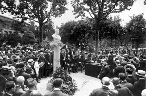 Inauguración del busto del maestro de Tejidos D. Ramón Batlle y Ribas, propulsor...