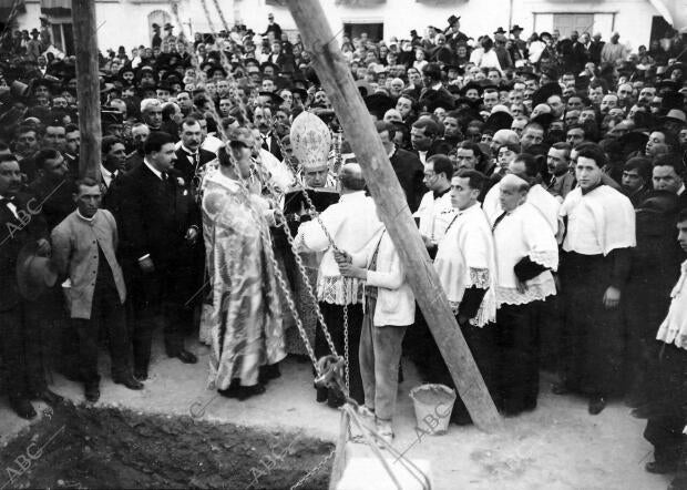 El obispo de Córdoba, doctor Guillamet, Bendiciendo la primera piedra del...