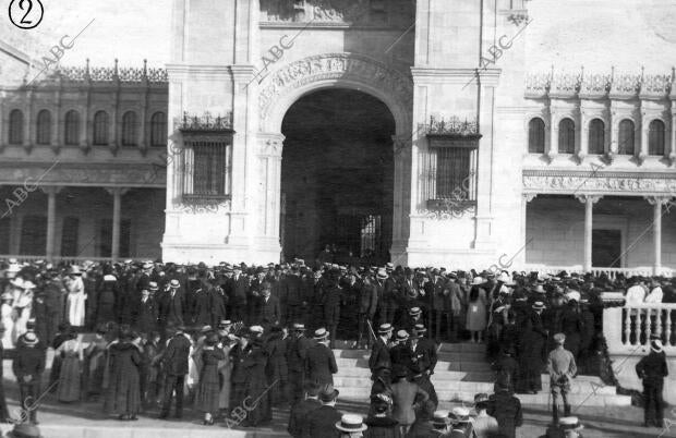 La terraza del pabellón de Bellas Artes A la hora Del "Lunch"