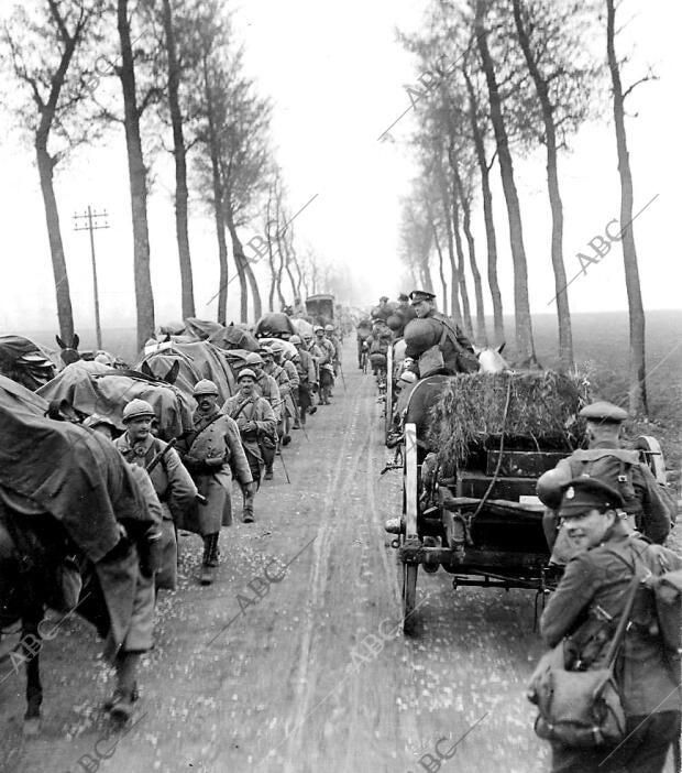 Encuentro en una carretera de dos Columnas, Francesa (Izq