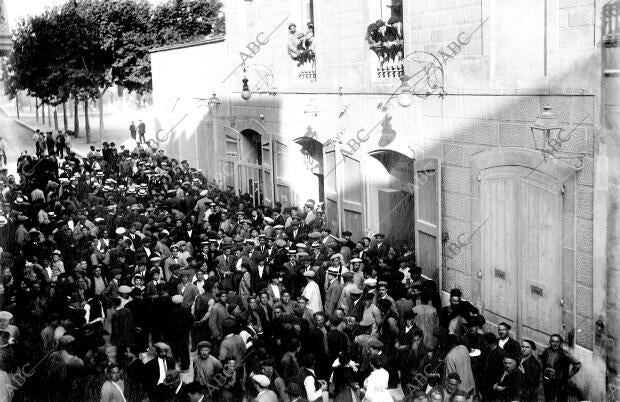 El público A la salida de la asamblea comarcal Aceitera, recientemente Celebrada