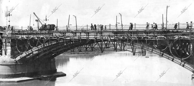 Aspecto del puente de Triana durante los Trabajos que actualmente se Realizan...