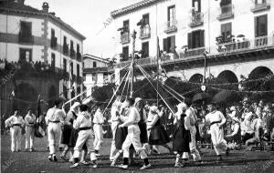 Los "Spata-Dantzaris" Ejecutando sus Típicos Bailes en la plaza de los Fueros