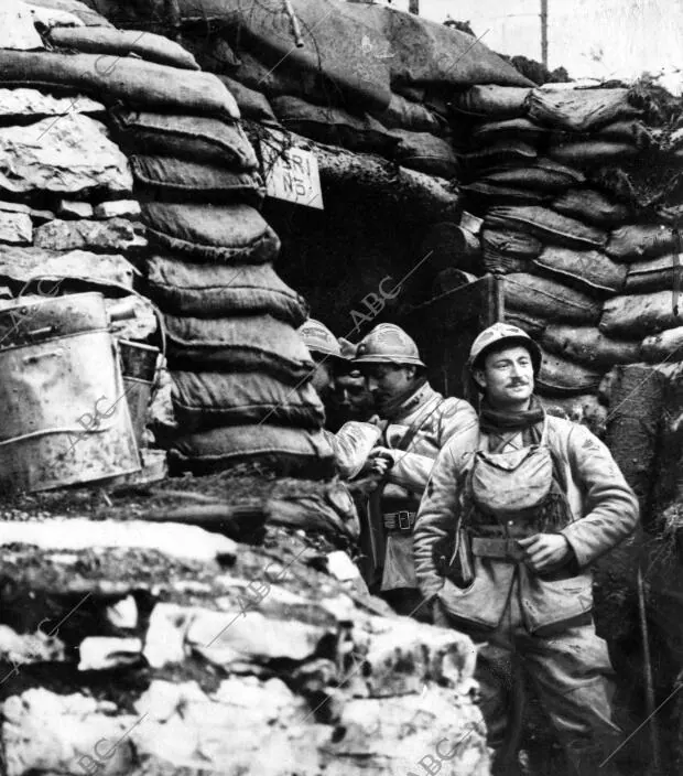 En el frente francés soldados a la entrada de un abrigo en la línea de combate