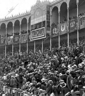 Un aspecto de los Tendidos al comenzar la corrida A beneficio de la cruz Roja,...