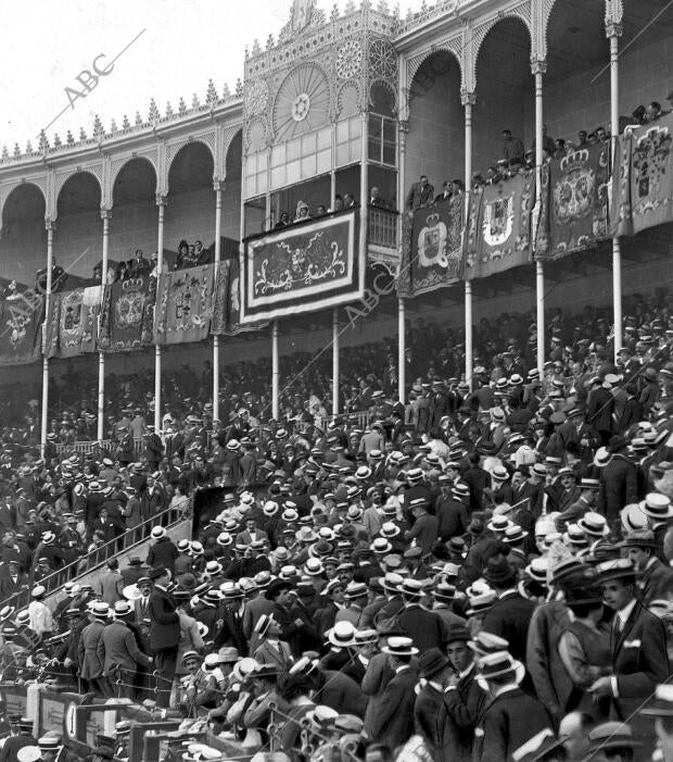 Un aspecto de los Tendidos al comenzar la corrida A beneficio de la cruz Roja,...