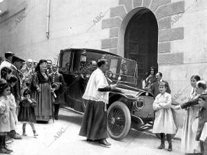 S.A.R. la Infanta doña Isabel (X) Presenciando la Bendicion de uno de sus...