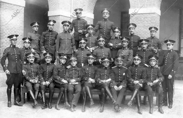 En el Centro, el número 1 de la promoción y de Toda la Carrera, D. Eduardo...