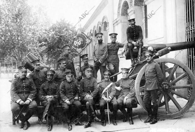 Jefes y oficiales de la nueva unidad, con el estandarte regalado por el somatén...