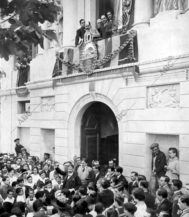 El ilustre maestro Millet (X), Dirigiendo al orfeón en el concierto que Dio ante...