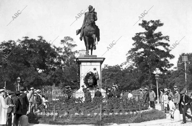 Los Milicianos Nacionales Colocando una corona en la estatua del príncipe de...