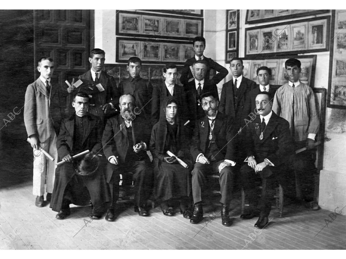 El Presidente, Sr. Ramírez de Arellano (1), y el secretario de la