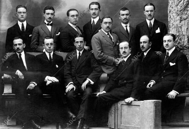 Los Nuevos Ingenieros Industriales que Han Terminado sus Estudios en la escuela...