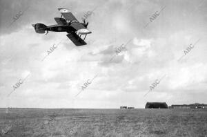 Un aeroplano de combate aliado Dirigiéndose hacia el terreno Ocupado por el...