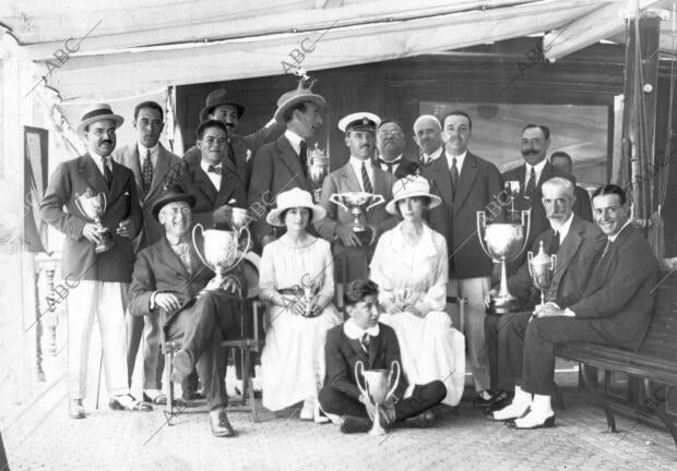 Grupo de los Balandristas que Han Obtenido Premios en las Pruebas Verificadas...