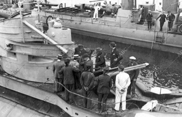 El embajador de Alemania (X) Visitando el submarino de su Nación "U.C