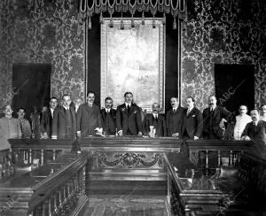 El alcalde de Madrid, Sr. Silvela (X), Presidiendo la reunión Celebrada ayer...