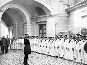 En el ministerio de Marina - el Ministro, Sr. Pidal (X), Arengando A la...