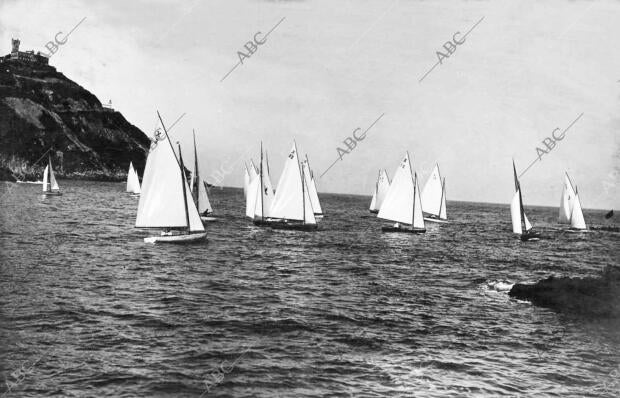 Salida de las Embarcaciones que Tomaron parte en la primera prueba de la regata...