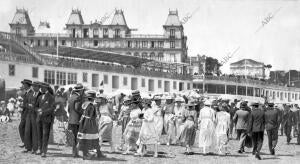 Santander, agosto de 1918. La playa del Sardinero. Al fondo, el Hotel Sardinero