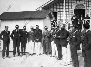 S.M. el Rey (X), con los Tiradores, después Den banquete celebrado en el tiro de...