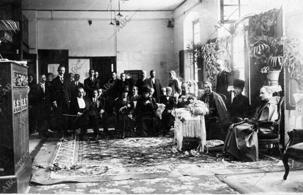 S.M. la Reina doña María Cristina, con los Obispos de la diócesis y de burgo de...