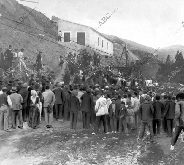 Los Obreros de las Minas de Seron Oyendo A D. Rodolfo Viñas el relato de su...