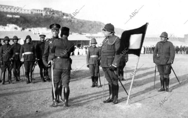 Imposición de la cruz Laureada de san Fernando al médico segundo D. Ricardo...