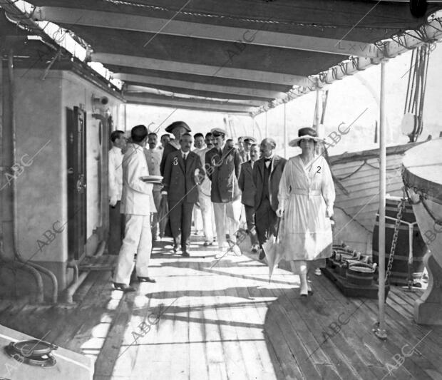 Ss.Mm. D. Alfonso Xiii (1) y doña Victoria (2) durante su visita al...