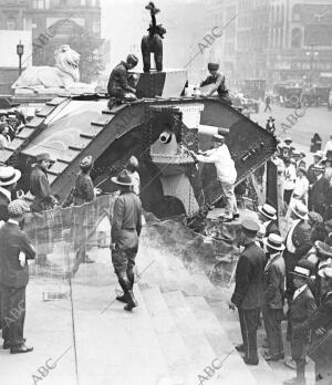 Mujeres del servicio nacional Preparando un tanque Utilizado en nueva York como...