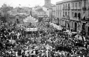 Aspecto de la plaza mayor durante la fiesta de la Sardana