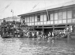 El público presenciando el concurso de natación durante los festejos veraniegos...