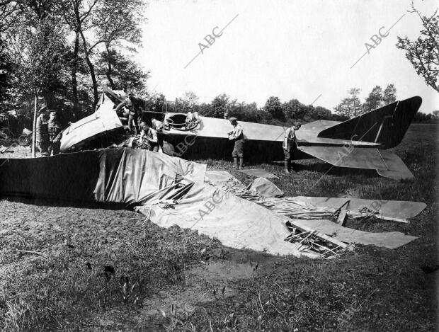 Aviadores Ingleses Reconociendo y Reparando un aeroplano Enemigo (Aleman)...