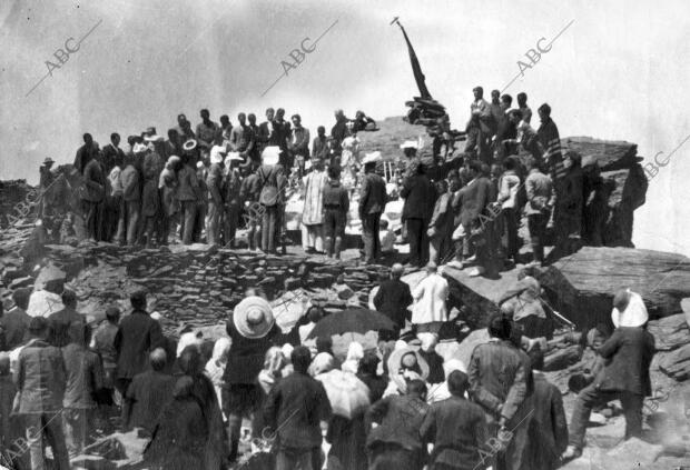 Celebración de una misa en honor de nuestra Señora de las Nieves en el pico de...