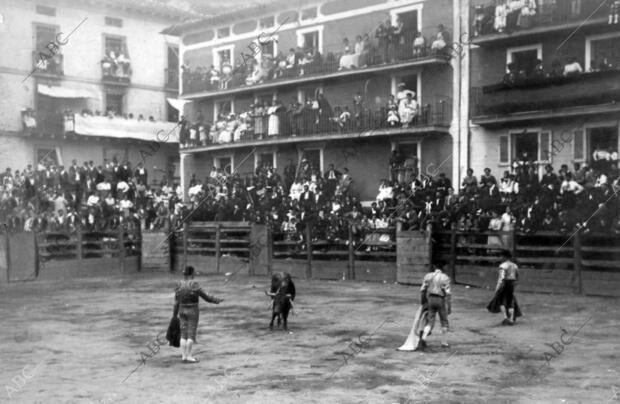 Aspecto de la plaza durante la corrida en que Actuó el matador el diestro...