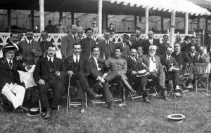 El general Luque (X) con los Señores que le Obsequiaron con un banquete en el...