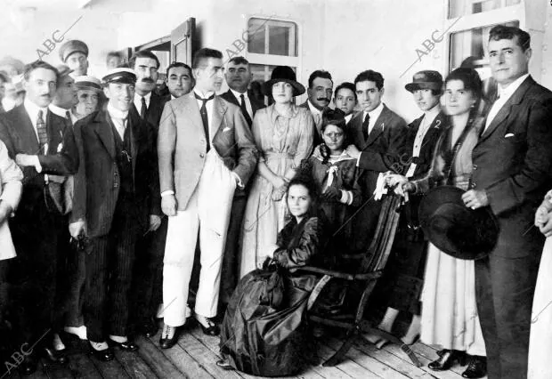 El famoso diestro Juan Belmonte (1) y su esposa (2), con la y amigos que... - Archivo ABC