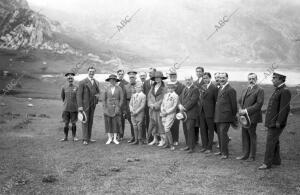 El Príncipe de Asturias (1), su hermano el Infante D. Jaime (2), con el Marqués...