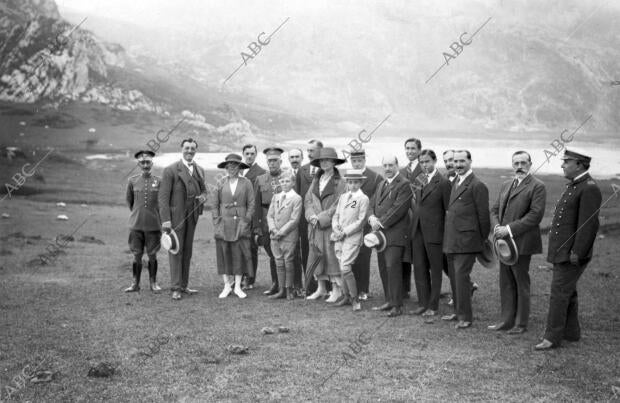 El Príncipe de Asturias (1), su hermano el Infante D. Jaime (2), con el Marqués...