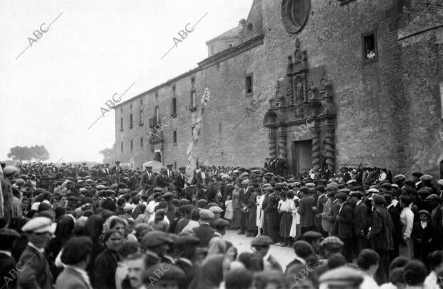 Los Fieles Celebrando los Típicos "tres Toms" alrededor de la iglesia donde se...