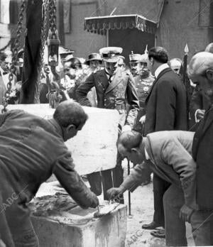 S.M. el Rey (X) Presenciando la colocación de la primera piedra del edificio...