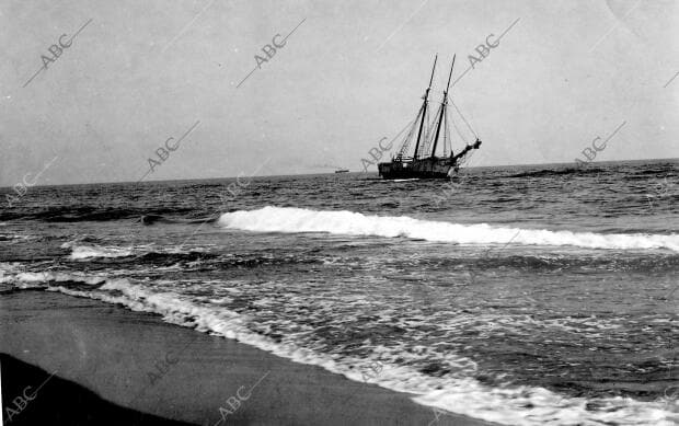 El Velero "Pelayo" (Matricula de Bilbao), que Embarrancó en la Playa, Siendo...