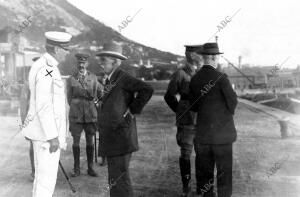 El general Sir H. L- Smith-Dorrien (X), Momentos después de haber Desembarcado,...