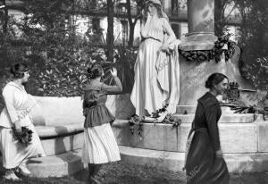 Las Señoritas del orfeón donostiarra Depositando Flores en la estatua del...