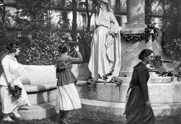 Las Señoritas del orfeón donostiarra Depositando Flores en la estatua del...