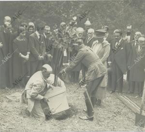 En la imagen, S.M. el Rey Alfonso XIII plantando el primer árbol
