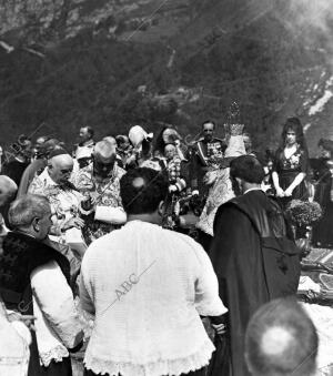 Solemne coronación de la Milagrosa imagen de la Virgen de Covadonga por su...