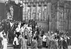 Salida de la Catedral de la imagen, precedida por los prelados que asistieron a...